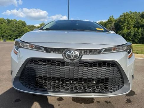Used 2021 Toyota Corolla LE FWD image 2