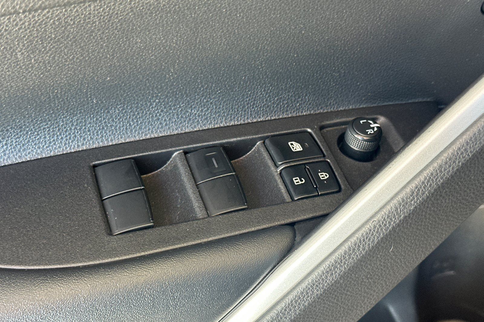 Used 2025 Toyota Corolla Cross AWD Hybrid image 13