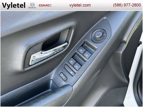 Certified 2022 Chevrolet Trax LT w/ LT Convenience Package image 16