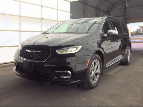 Used 2023 Chrysler Pacifica Limited image 2