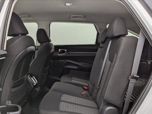 Used 2022 Kia Sorento LX image 17