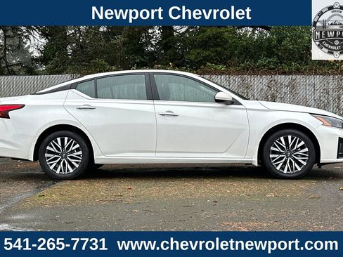 Used 2024 Nissan Altima 2.5 SV w/ SV Premium Package image 3