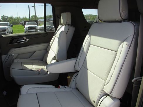New 2026 GMC Yukon XL Denali w/ Denali Reserve Package AWD/4WD image 12