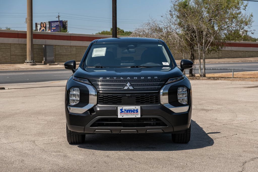 Used 2024 Mitsubishi Outlander ES FWD image 3