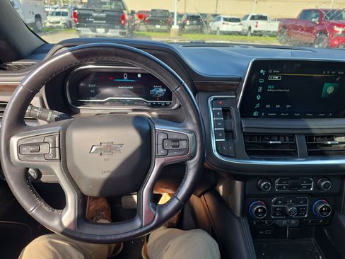 Used 2022 Chevrolet Suburban Z71 w/ Luxury Package image 14