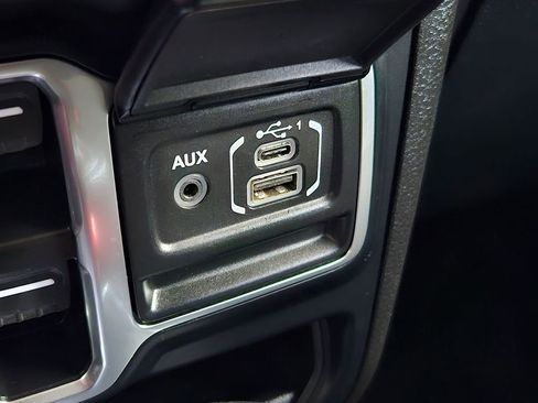 Used 2024 Jeep Wrangler Unlimited Sahara image 26