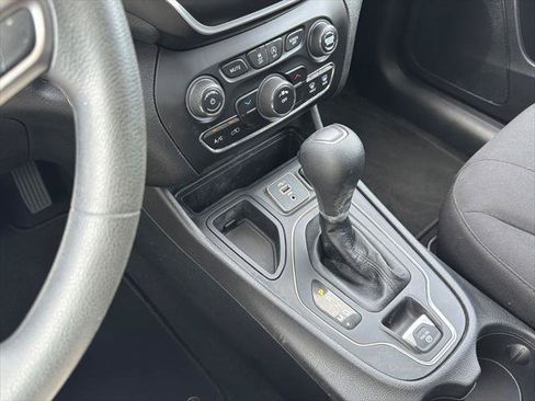 Certified 2021 Jeep Cherokee Latitude FWD image 30