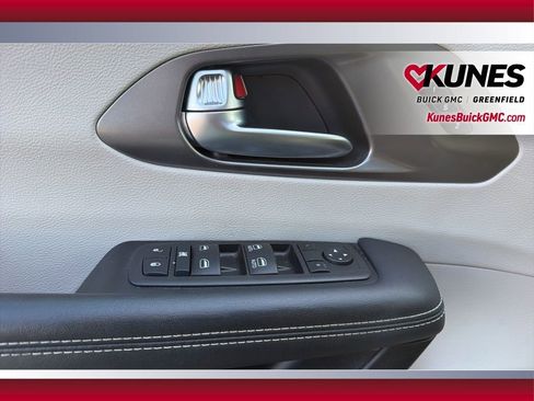 Used 2024 Chrysler Pacifica Touring-L image 29