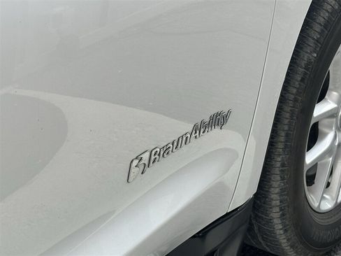 Used 2022 Chrysler Voyager LX FWD image 38