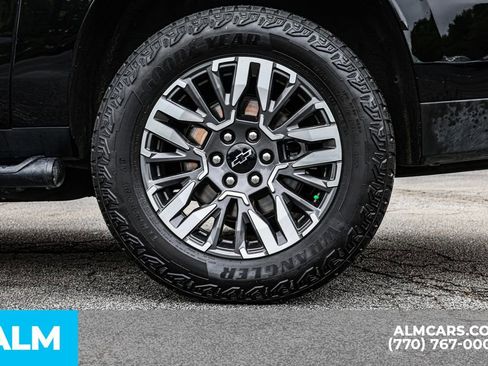 Used 2025 Chevrolet Suburban Z71 AWD/4WD image 17