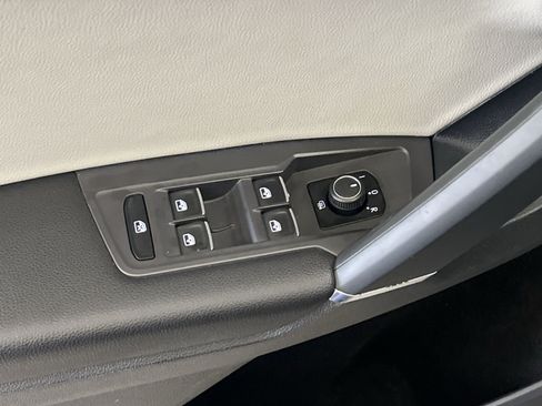 Used 2018 Volkswagen Tiguan SE AWD/4WD image 14