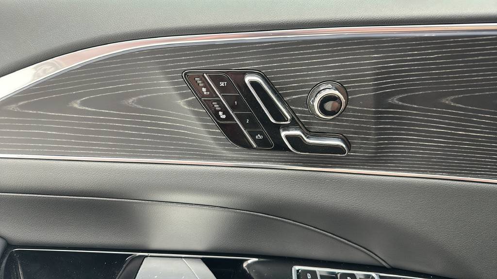 Used 2024 Cadillac Lyriq Luxury AWD/4WD image 20