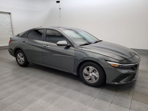 Used 2025 Hyundai Elantra SE FWD image 11