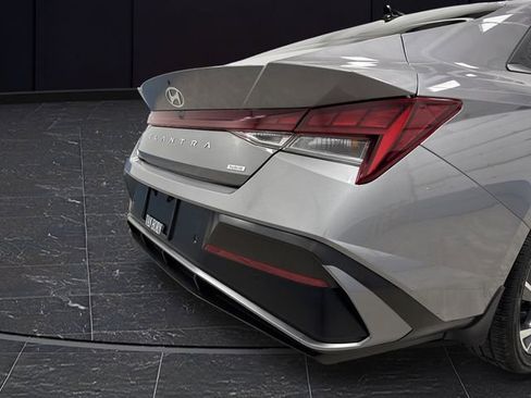 Used 2024 Hyundai Elantra Limited image 32