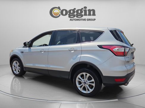 Used 2017 Ford Escape SE FWD image 3