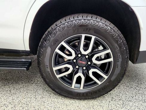 Used 2024 GMC Yukon AT4 w/ Technology Package AWD/4WD image 9