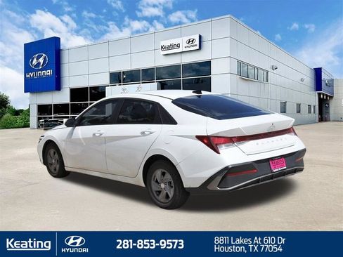 Used 2025 Hyundai Elantra SE FWD image 7