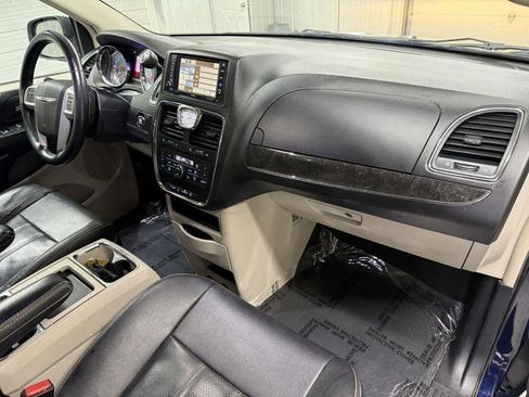 Used 2014 Chrysler Town & Country Touring-L w/ Driver Convenience Group FWD image 33