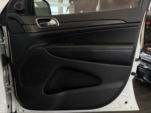 Used 2019 Jeep Grand Cherokee Laredo image 34