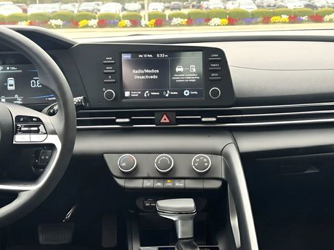 Used 2025 Hyundai Elantra SE image 18