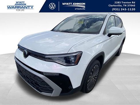 Used 2025 Volkswagen Taos SE image 1