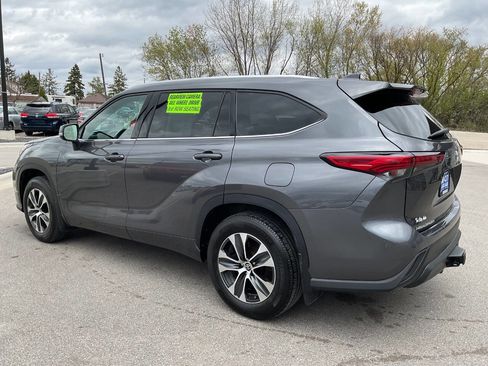 Used 2021 Toyota Highlander XLE AWD/4WD image 4