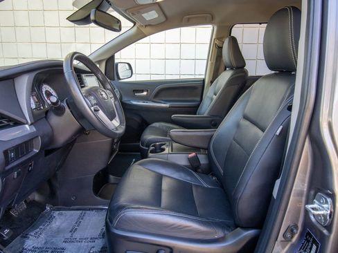 Used 2018 Toyota Sienna SE image 13