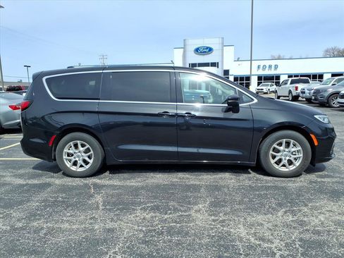 Used 2023 Chrysler Pacifica Touring-L image 30