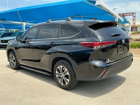 Used 2020 Toyota Highlander XLE AWD/4WD image 4