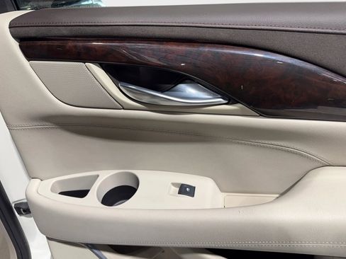 Used 2015 Cadillac Escalade Luxury image 31