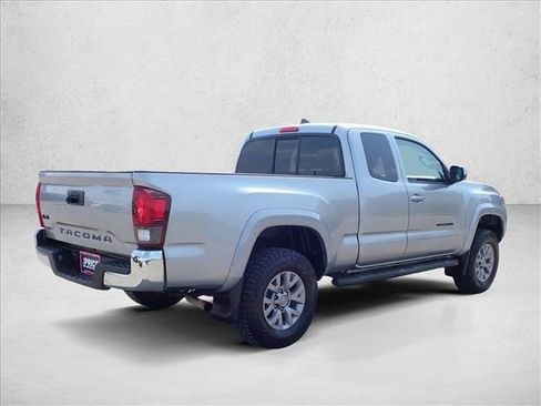Used 2018 Toyota Tacoma SR5 w/ SR5 Appearance Package (SM) AWD/4WD image 4