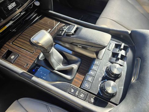 Used 2020 Lexus LX 570 4WD w/ 3rd Row & Luxury Pkg image 32