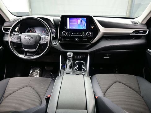 Used 2023 Toyota Highlander LE AWD/4WD image 18