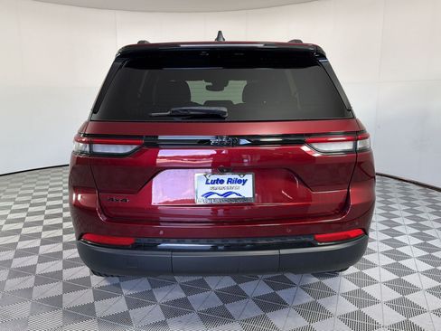 Used 2023 Jeep Grand Cherokee Altitude AWD/4WD image 10