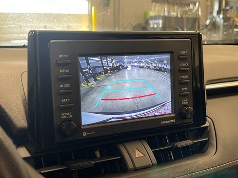 Used 2022 Toyota RAV4 LE AWD/4WD image 21