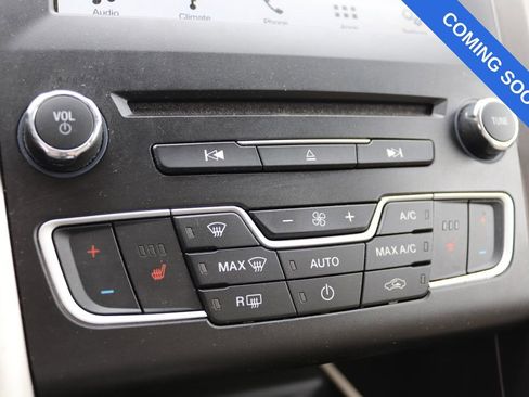 Used 2017 Ford Fusion SE w/ Fusion SE Technology Package FWD image 5