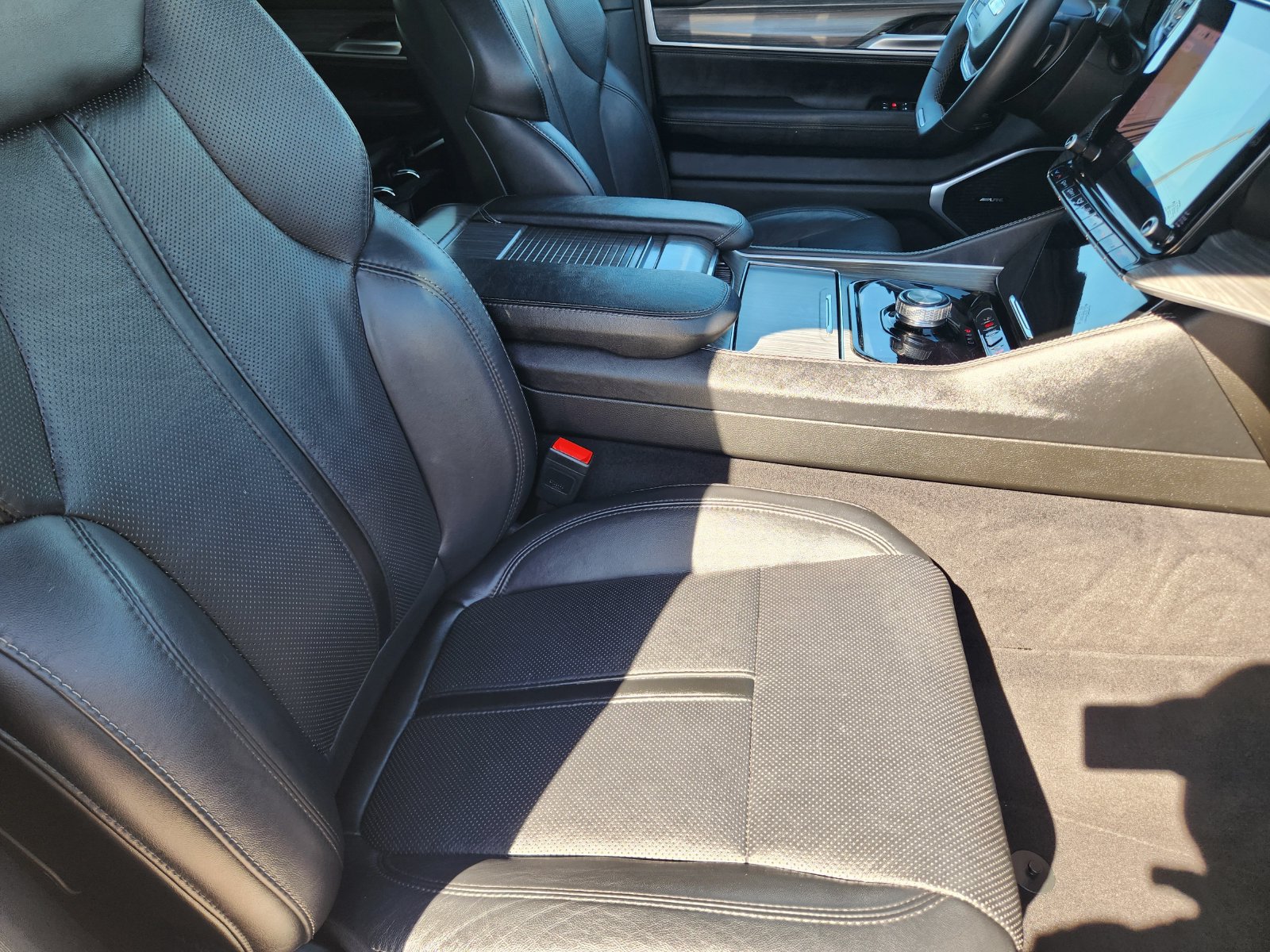 Used 2024 Jeep Wagoneer L Series II w/ Flexible Seating Group RWD image 14