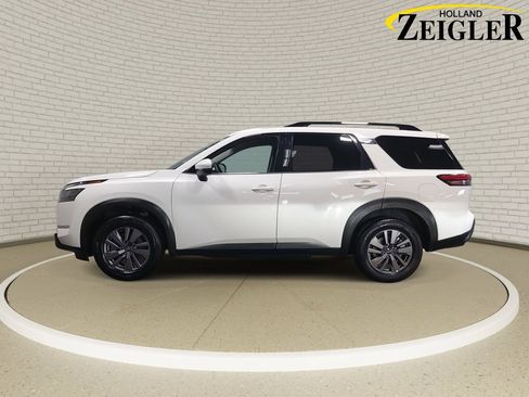 Used 2025 Nissan Pathfinder SV image 8