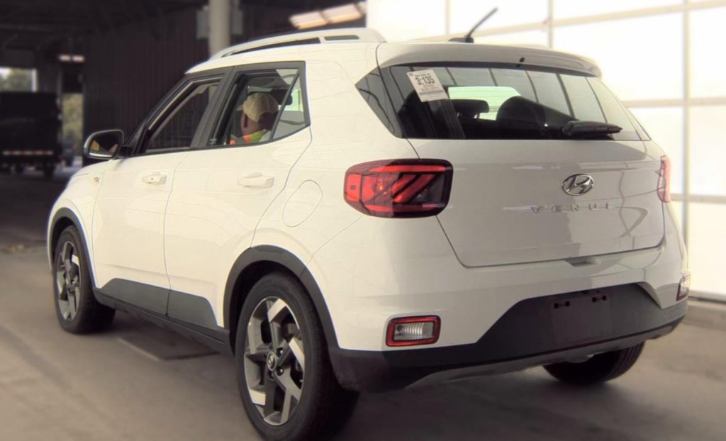 Used 2025 Hyundai Venue SEL FWD image 5