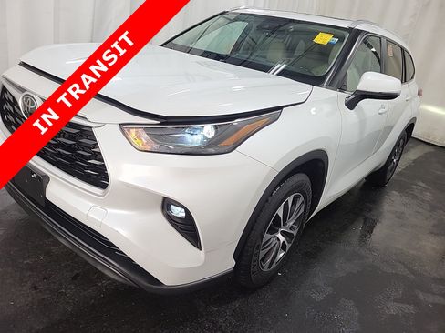 Used 2023 Toyota Highlander XLE FWD image 1