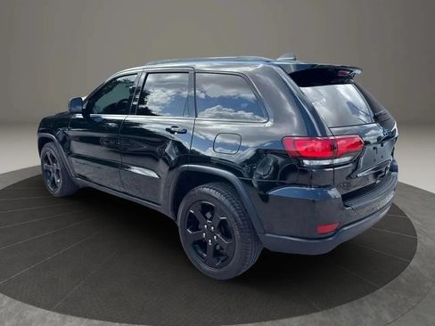 Used 2019 Jeep Grand Cherokee Laredo AWD/4WD image 3