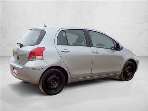 Used 2010 Toyota Yaris 4-Door Hatchback image 4