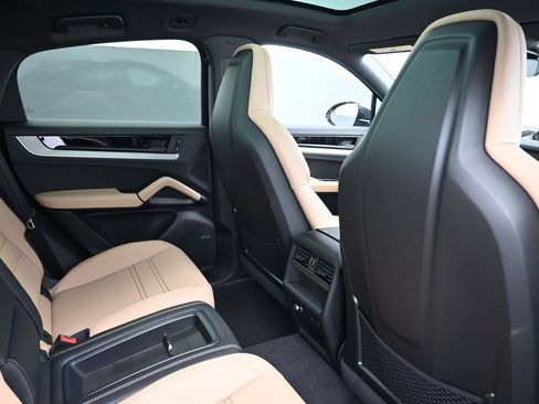 Certified 2026 Porsche Cayenne Coupe AWD/4WD image 7