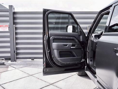 Used 2025 Land Rover Defender 110 V8 image 33