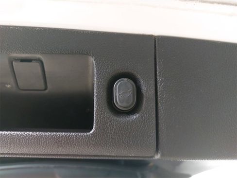 Used 2018 Chevrolet Suburban LT image 18