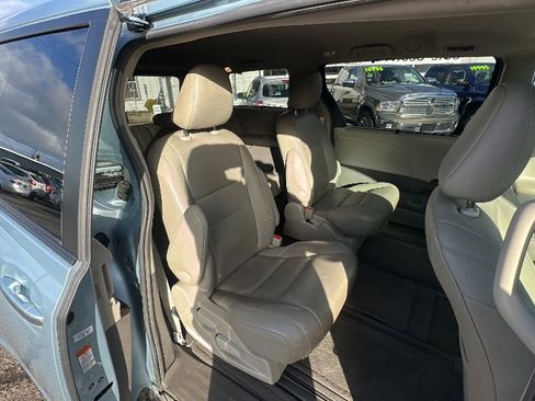 Used 2017 Toyota Sienna XLE Premium AWD/4WD image 13