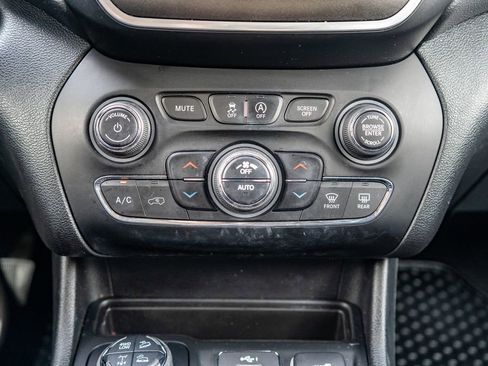 Used 2022 Jeep Cherokee Trailhawk image 24