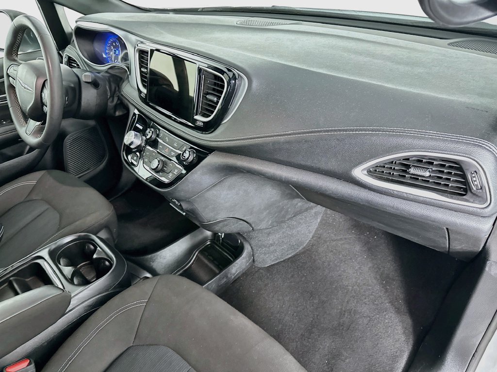 Used 2023 Chrysler Pacifica Touring FWD image 29