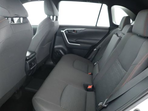 Used 2021 Toyota RAV4 SE image 19