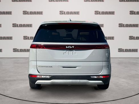 Used 2022 Kia Carnival EX FWD image 4